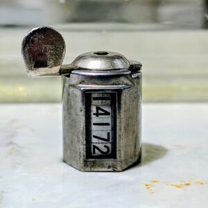 VINTAGE VEEDER ROOT 5 DIGIT MECHANICAL COUNTER WITH METAL CASE
